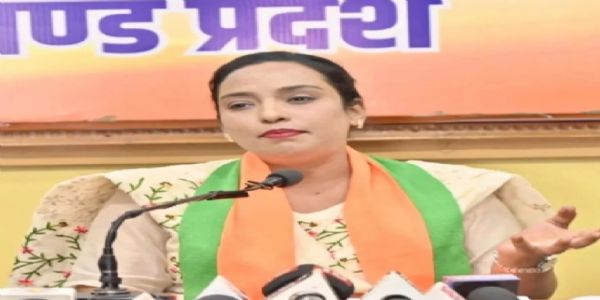 हेमंत सरकार बच्चों के हाथों से किताबें और उनके शिक्षा के अधिकार छीन रही है: राफिया नाज़
