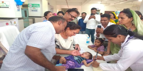 राजगढ़ः कलेक्टर ने बच्चों को पिलाई दो बूंद जिंदगी की, 2.21 लाख बच्चों को दवा पिलाने का लक्ष्य