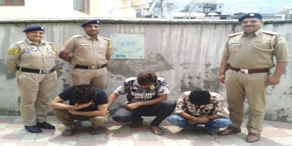 495 ग्राम चरस के साथ तीन गिरफ्तार