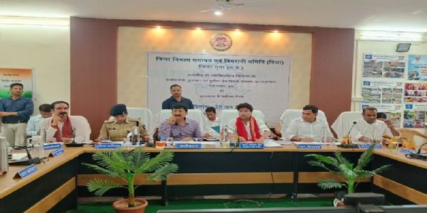 केन्द्रीय मंत्री सिंधिया ने मप्र के गुना में की विकास योजनाओं की व्यापक समीक्षा