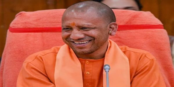 मुख्यमंत्री योगी का आगरा दौरा- समीक्षा बैठक में मेट्रो परियोजना व एयरपोर्ट का काम अक्तूबर तक पूरा करने के दिए निर्देश