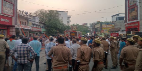 जौनपुर में फर्नीचर शोरूम में भीषण आग, 14 से अधिक दमकल गाडियों ने घंटों की मशक्कत के बाद पाया काबू