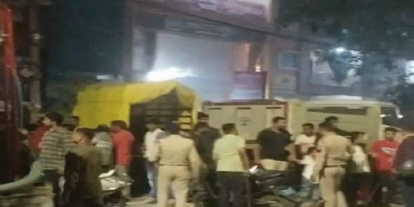 इंदौरः फूटी कोठी चौराहे पर मकान में लगी आग, पांच लोगों को बचाया