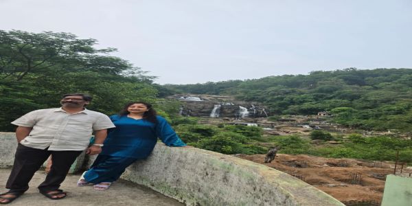 मुख्यमंत्री पत्नी संग पहुंचे जोन्हा फॉल, प्राकृतिक वादियों का लिया आनंद