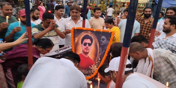 बिहार के भरत तिवारी हत्याकांड के विरोध में निकाला गया कैंडल मार्च