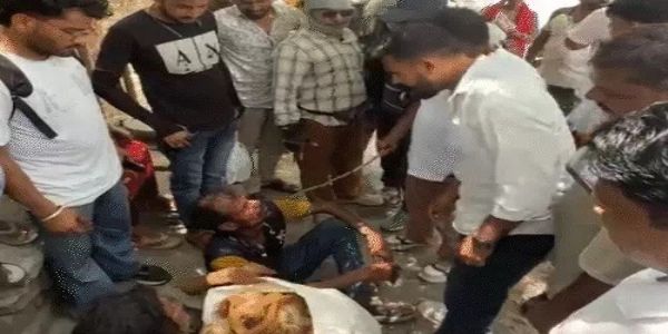 चलती ट्रेन में युवक का मोबाइल लूटने की कोशिश नाकाम, पीछा कर महिला-पुरुष को दबोचा