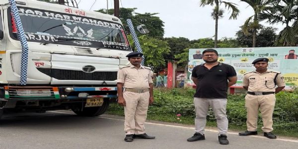 ट्रांजिट पास के अभाव में खनिज लदा डंपर जब्त, पीछे नंबर प्लेट भी नहीं मिली