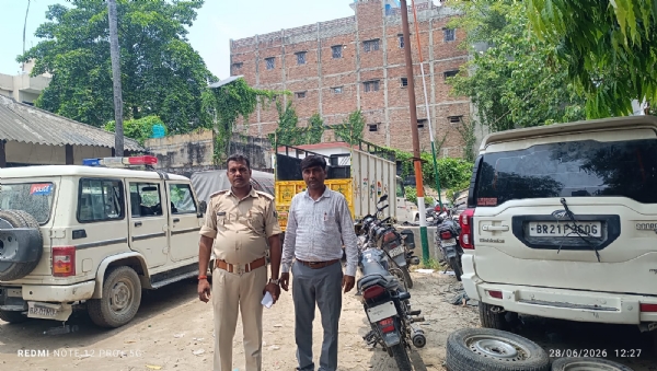 सैंपलिंग के दौरान प्रखण्ड पशु चिकित्सा पदाधिकारी राजीव कुमार और पुलिस पदाधिकारी