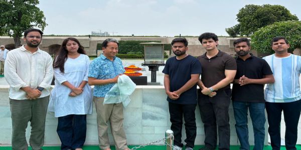 समाज सेवी सोनम वांगचुक और सीजेपी के प्रमुख अभिजीत दीपके के साथ अन्य लोग मौजूद।