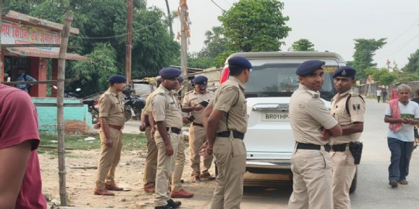 दरभंगा जिले के बरिऔल में पुलिस कैम्प करते हुए