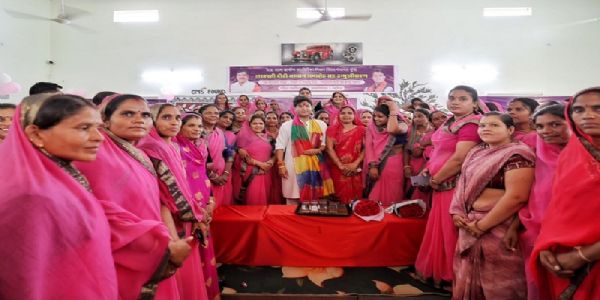 लखपति दीदी सम्मान समारोह में समूह की महिलाओं के साथ सिंधिया का ग्रुप फोटो