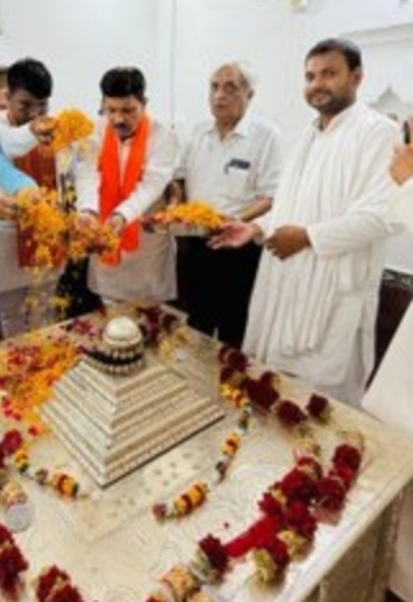 शोभा यात्रा का स्वागत करते लोग