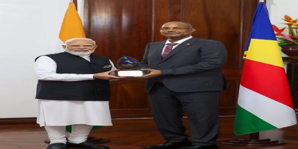 प्रधानमंत्री मोदी सेशेल्स सरकार की ओर सम्मान प्राप्त करते हुए।