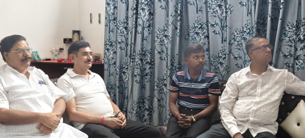 मुरादाबाद के रामगंगा विहार स्थित केसरी कुंज कॉलोनी में भूत संख्या 262 पर मन की बात सुनते भाजपा पदाधिकारी।