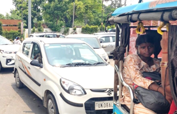 राजमार्ग पर लगा जाम