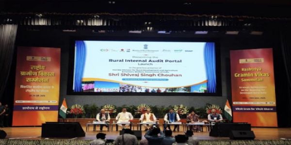 राष्ट्रीय ग्रामीण विकास सम्मेलन में केंद्रीय ग्रामीण विकास मंत्री शिवराज सिंह चौहान एआई-सक्षम ‘रूरल इंटरनल ऑडिट पोर्टल’ का शुभारंभ करते हुए।