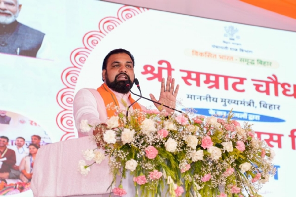 मुख्यमंत्री सम्राट चौधरी लोगों को सम्बोधित करते हुए