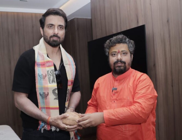 बॉलीवुड अभिनेता सोनू सूद एवं मां मातंगी धाम के पीठाधीश्वर डॉ. प्रेमासाई महाराज