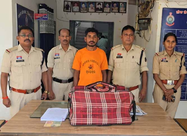 बस स्टैंड से 8 किलाे गांजा के साथ एक आराेपित गिरफ्तार