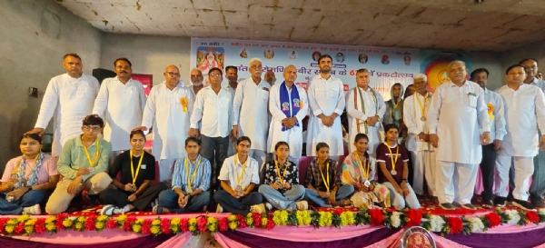मंच पर समाज के होनहार छात्रों को सम्मानित करते हुए।
