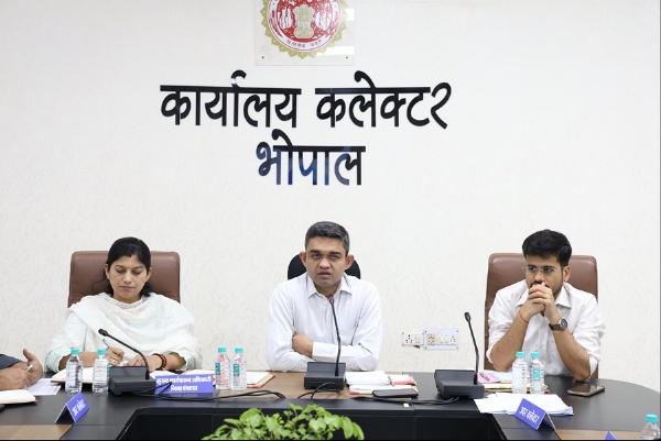 कलेक्टर प्रियंक मिश्रा ने ली समय-सीमा पत्रों की साप्ताहिक समीक्षा बैठक