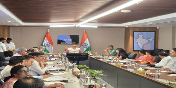 केंद्रीय मंत्री गिरिराज सिंह के साथ अन्य लोग मौजूद।