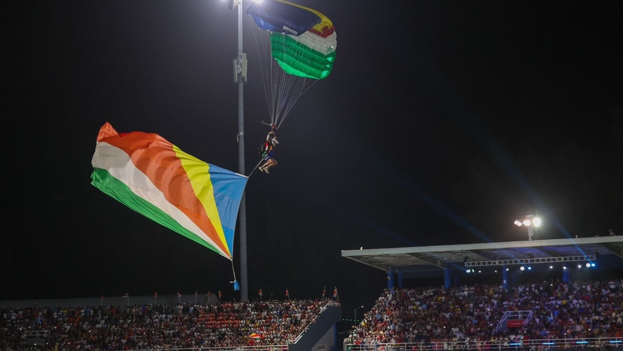 सेशेल्स के राष्ट्रीय दिवस समारोह की परेड में हजारों लोग शामिल हुए। दर्शक दीर्घा खचाखच भरी रहीं। फोटो - प्रधानमंत्री नरेन्द्र मोदी के एक्स हैंडल से