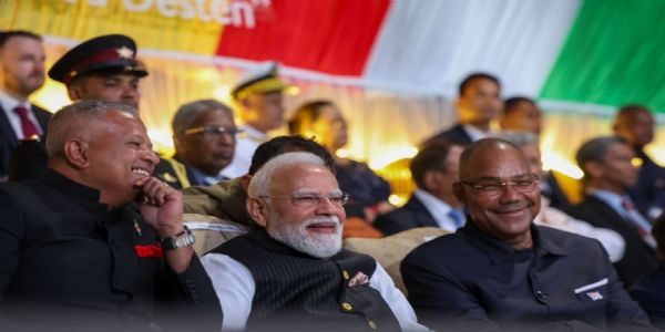 सेशेल्स के राष्ट्रीय दिवस समारोह के मुख्य अतिथि भारतीय प्रधानमंत्री नरेन्द्र मोदी परेड का अवलोकन करते। उनके साथ नजर आ रहे हैं सेशेल्स के राष्ट्रपति पैट्रिक हर्मिनी।  फोटो - प्रधानमंत्री नरेन्द्र मोदी के एक्स हैंडल से