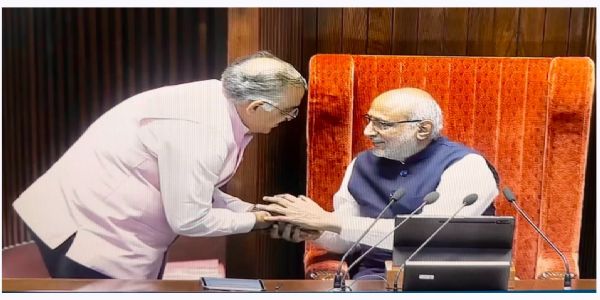 राज्य सभा की सदस्य के रूप में शपथ ग्रहण के बाद सभापति सीपी राधाकृष्णन से हाथ मिलते हुए तरुण चुग
