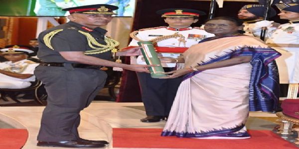 राष्ट्रपति द्रौपदी मुर्मु सोमवार को लेफ्टिनेंट जनरल प्रतीक शर्मा को सर्वोत्तम युद्ध सेवा पदक प्रदान करते हुए