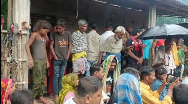 अररिया फोटो:शव के गांव पहुंचने पर जमा भीड़