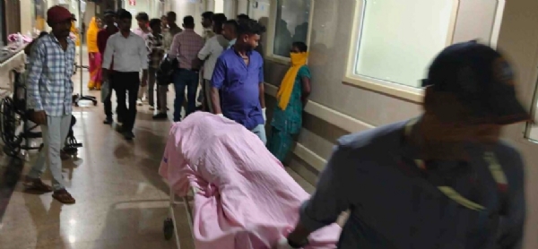 मृतक सागर मंडल के शव को पोस्टमार्टम के लिए भेजते अस्पताल कर्मी