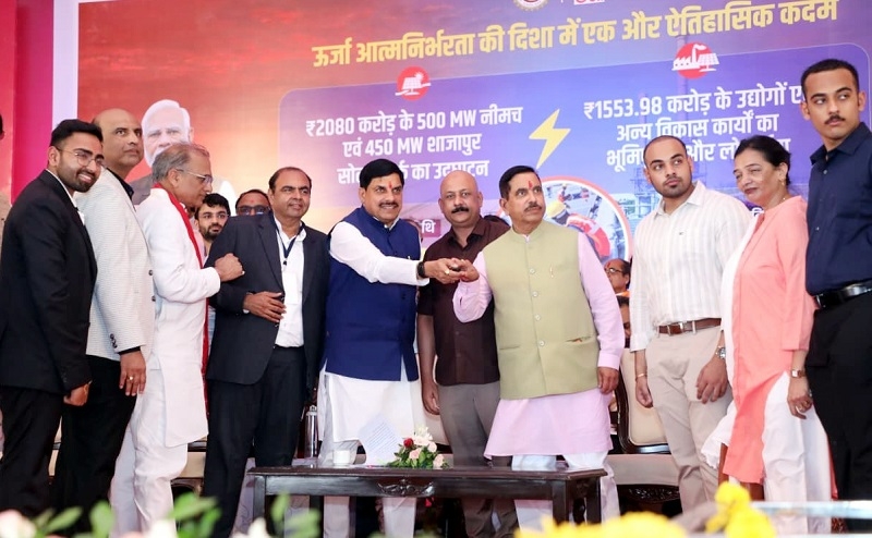 नीमच में दो सोलर पार्क के लोकार्पण और विकास कार्यों की सौगात देते हुए केन्द्रीय मंत्री जोशी और मुख्यमंत्री