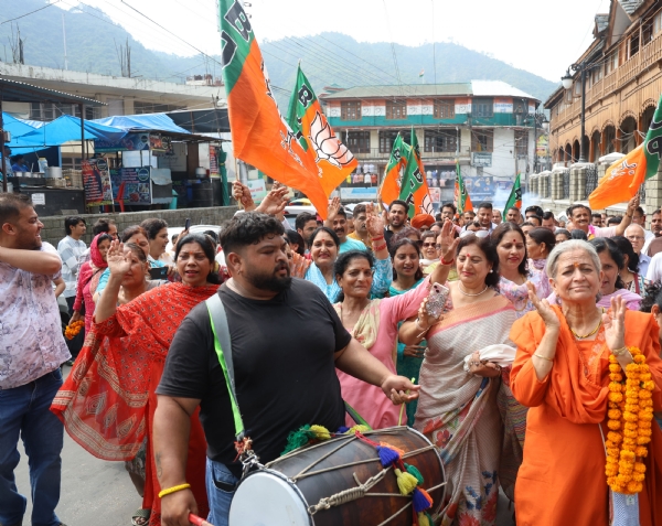 जीत का जश्न, जुलूस निकालते हुए।