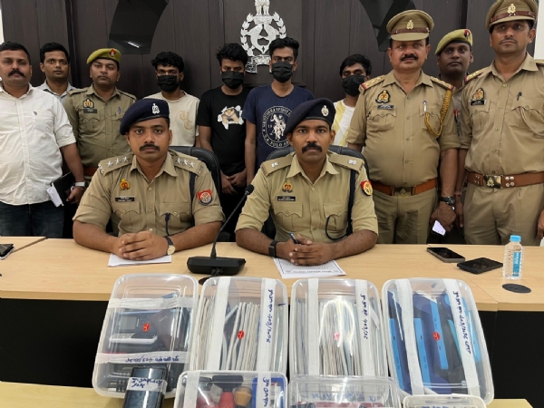 घटना का खुलासा करते पुलिस अधिकारी, पकड़े गये आराेपिताें की फाेटाे