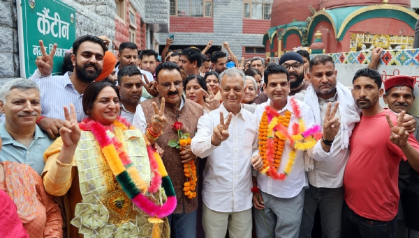 मंडी नगर निगम पर भगवा , मेयर डिप्टी मेयर के साथ विधायक अनिल शर्मा।