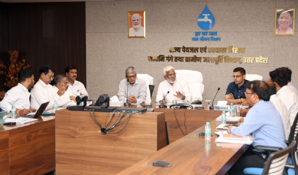 समीक्षा बैठक में निर्देश देते जल शक्तिमंत्री
