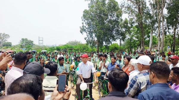 मंत्री साइकिल बांटते हुए