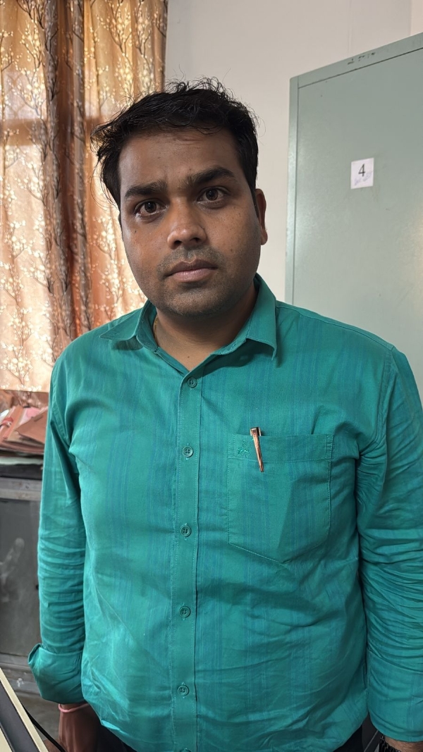 निर्माण कार्य नहीं रुकवाने की एवज में नगर निगम का कनिष्ठ अभियंता अस्सी हजार रुपए की रिश्वत लेते गिरफ्तार