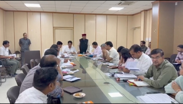 जयपुर स्थित अंबेडकर भवन में उत्तराखंड के मंत्री खजान दास बैठक करते हुए।