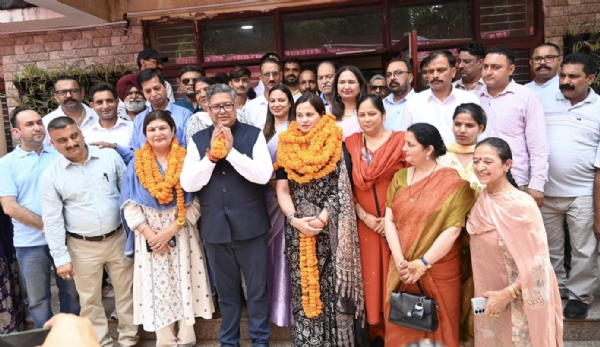 विधायक के साथ नवनिर्वाचित कार्यकारिणी।