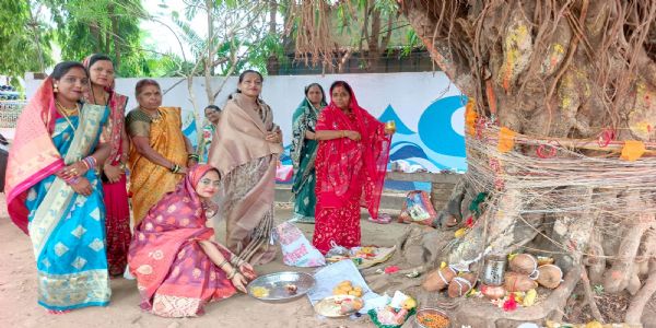 पति की दीर्घायु के लिए महिलाओं ने की वटवृक्ष की पूजा