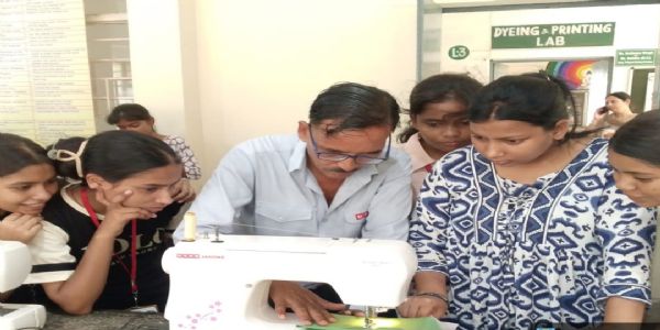 आधुनिक सिलाई तकनीक से उद्योग के लिए तैयार होंगे विद्यार्थी : डॉ. सीमा सोनकर