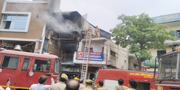 (अपडेट) लखनऊ में दो जगहों पर लगी आग को दमकल कर्मियों ने बुझाया, कोई जनहानि नहीं