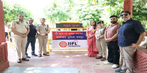 जयपुर ट्रैफिक पुलिस को मिले एलईडी डिस्प्ले और हाई-विजिबिलिटी फ्लैश लाइट्स के साथ बैरिकैड