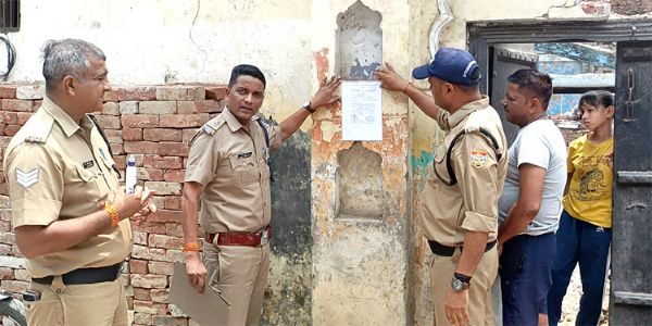 जमीन घोटाले के फरार आरोपिताें पर शिकंजा, ढोल-नगाड़ों के साथ हुई उद्घोषणा