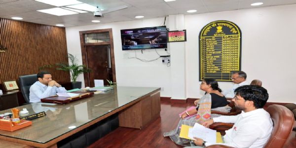 उपायुक्त ने की मत्स्य, पशुपालन और उद्यान विभाग की योजनाओं की समीक्षा