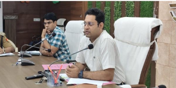 बारिश से पहले अलर्ट, खुले मेनहोल, सड़क के गड्ढे और जर्जर बिजली तारों पर डीएम सख्त, लापरवाही पर होगी कड़ी कार्रवाई