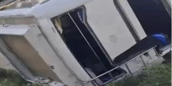 जयपुर-अजमेर हाईवे पर ट्रक की टक्कर से बस पलटी, तीन की मौत, तीन गंभीर
