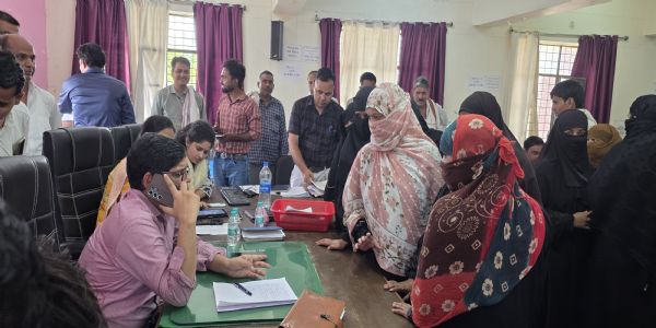 सादाबाद के कई वार्डों में पानी के लिए हाहाकार, महिलाओं की अधिशासी अधिकारी से हुई नोकझोंक